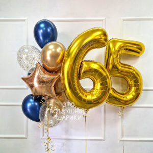 Набор шаров на юбилей 65 лет мужчине с цифрами 6 и 5 Фольгированные золотые цифры 6 и 5 высотой 102 см Фонтан из синих и золотых шаров на юбилей мужчины Большой шар с надписью 65 лет в центре композиции Шары с конфетти золотого цвета в подарок мужчине Готовый набор на 65 лет с доставкой Пермь