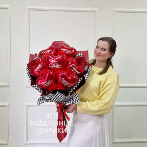 Букет комплемент из 7 красных сердец с персональными надписями Крупный план красного фольгированного сердца с надписью Люблю Букет из 7 красных мини сердец в прозрачной подарочной плёнке Красные сердца с индивидуальными надписями на стеблях Готовый романтический букет из сердец для любимой Пермь Букет комплемент с лентой и бантом красный цвет