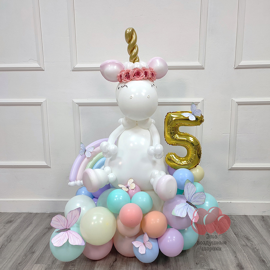 фигура из шаров единорожка на воздушной подставке с цифрой 5