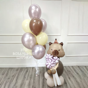 шары в розовом коричневом и молочном цвете с фигуркой из шаров с букетом ромашек капибара