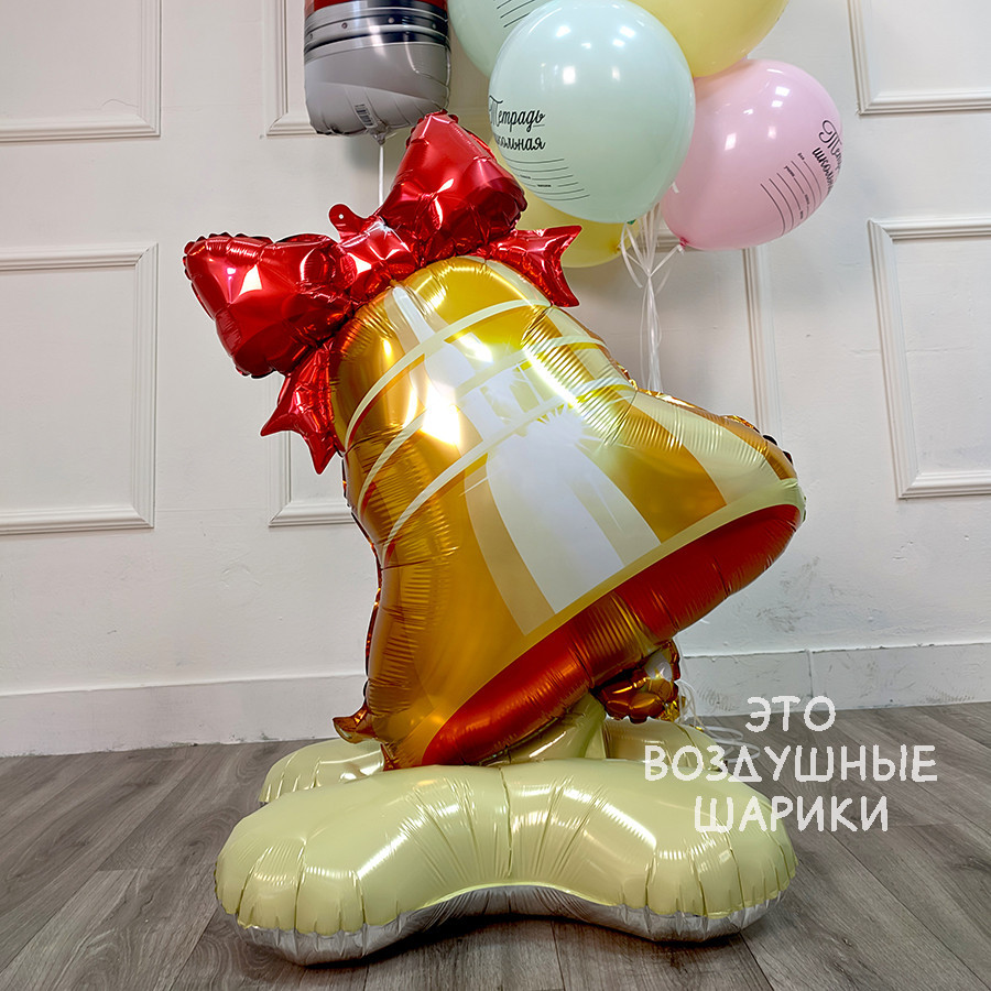 Фольгированная фигура Сова Выпускник 117 см на подставке Крупный план совы выпускника с бантом и колпаке Сова из фольги в школьном классе на 1 сентября Пермь Готовая композиция с совой выпускником и шарами Фотозона с фигурой совы на выпускной вечер Сова выпускник на подставке крупным планом
