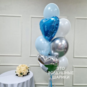 Фонтан из шаров в голубом и серебряном цвете с фольгированными сердцами на стойке Крупный план серебряного хром-шара и голубого матового шара в композиции Три фольгированных голубых сердца на палочках, встроенных в фонтан Устойчивая стойка фонтана с утяжелителем и грузом ручной работы Транспортировочный пакет для фонтана шаров Готовый фонтан для праздника с доставкой Пермь