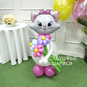 Фигурка из шаров кошечка с букетом ромашек