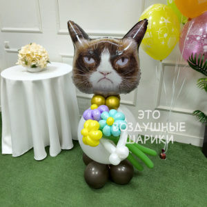 Фигурка из шаров кошечка сердитая с букетом ромашек