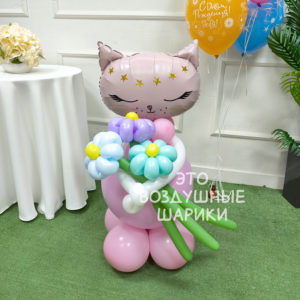 Фигурка из шаров кошечка с букетом ромашек