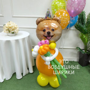 Фигурка из шаров собачка в колпаке с букетом ромашек