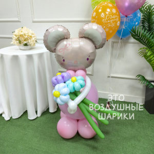 Фигурка из шаров мышка с букетом ромашек