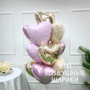 фонтан из 13 фольгированных сердец