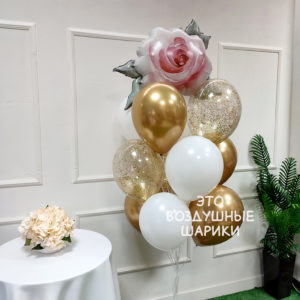 Шары в золотом цвете с розой