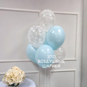 Фонтан шаров в голубом цвете с перьями